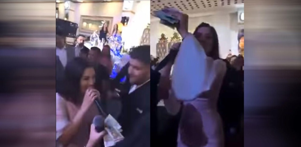 Immer wieder wird der Sängerin Geld zugesteckt.