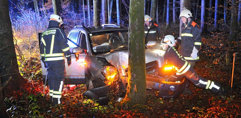 Alko-Lenker fährt in Schalchen (Bez. Braunau) gegen Baum.