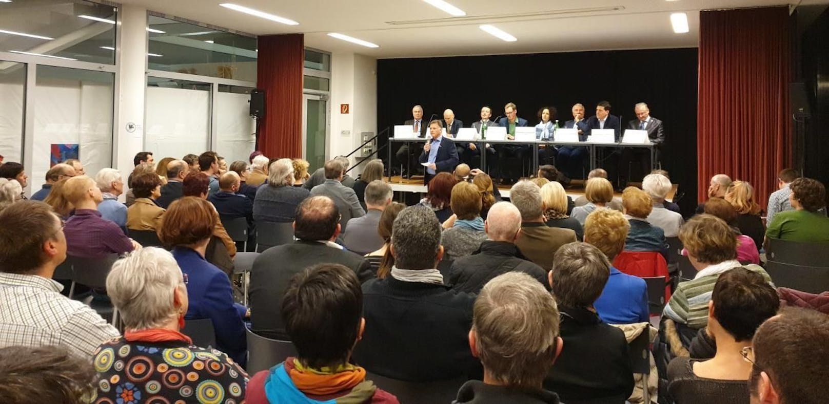 Äußerst gut besuchte Podiumsdiskussion der acht Spitzenkandidaten im Zuge der Gemeinderatswahl am 24. März.