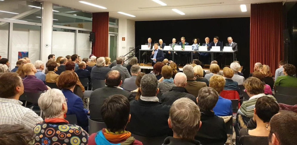 Äußerst gut besuchte Podiumsdiskussion der acht Spitzenkandidaten im Zuge der Gemeinderatswahl am 24. März.