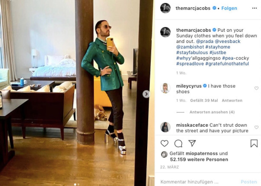 Marc Jacobs läuft weiterhin in Plateauschuhen durch sein Apartment.