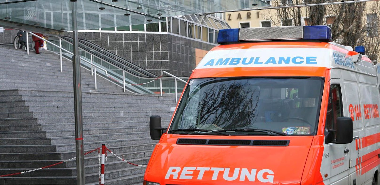 (Symbolfoto): Der 22-jährige Jugendliche wurde mit einer leichten Kopfverletzung ins Krankenhaus in Zams (Tirol) gebracht