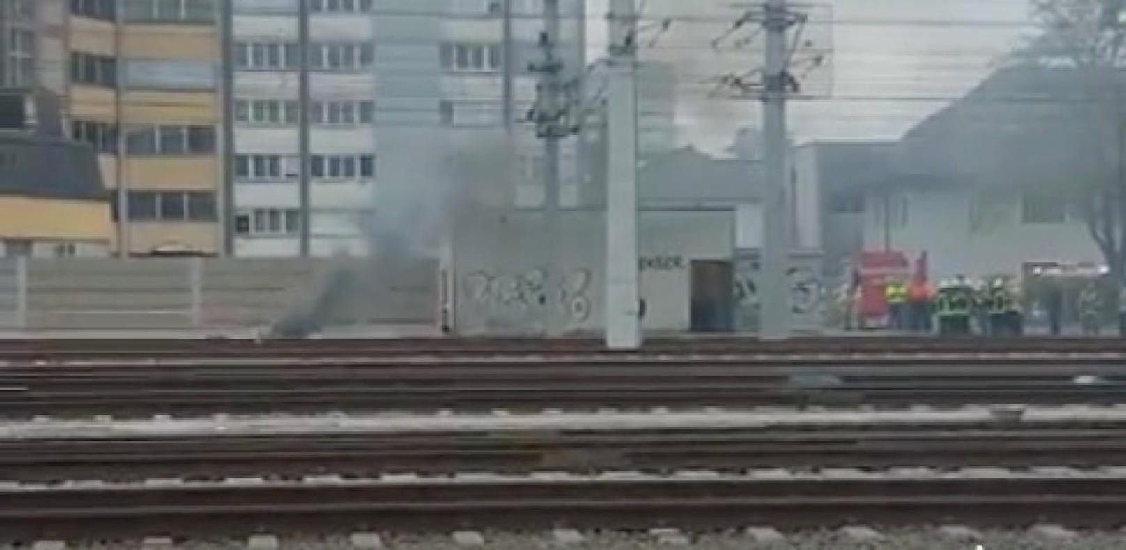 Ein Leserreporter machte ein Video vom Kabelbrand, der am Freitag den Linzer Hauptbahnhof lahmlegte.