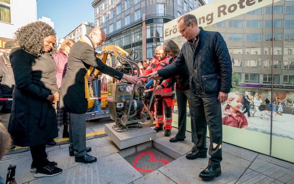 Feierliche Eröffnung der neuen Begegnungszone Rotenturmstraße: (v.l.n.r.: Bezirkschefin-Stv. Mireille Ngosso, Dompfarrer Toni Faber, Vizebürgermeisterin Birgit Hebein und Standort-Anwalt Alexander Biach)