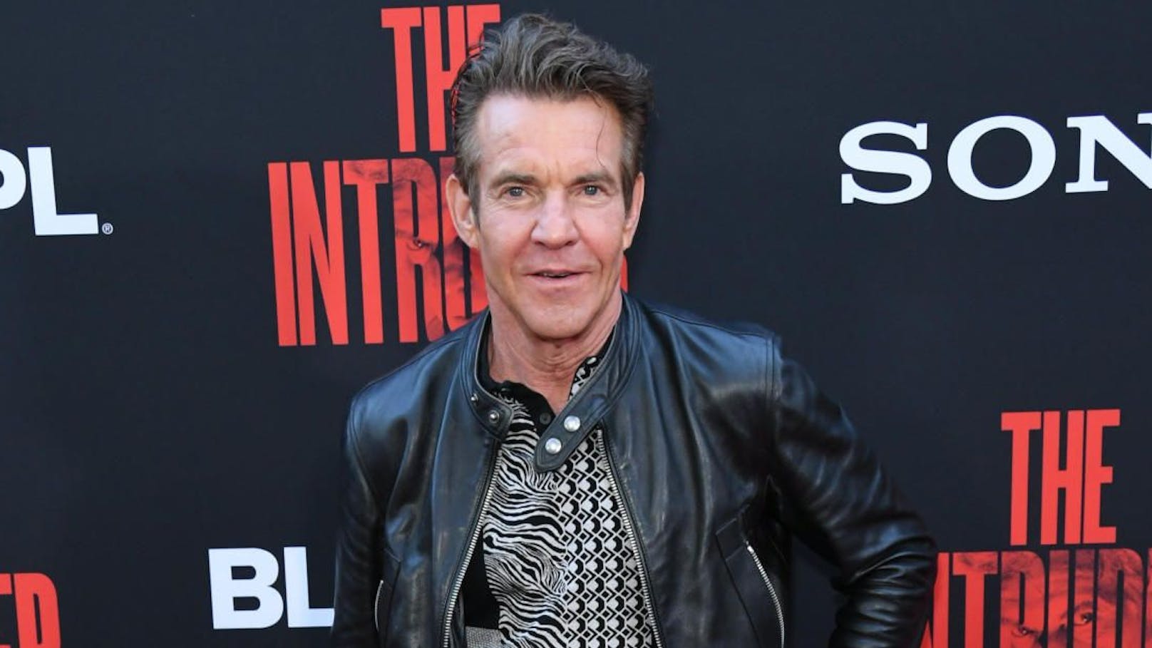 Schauspieler Dennis Quaid (70) hat ebenfalls seine Unterstützung für Trump angekündigt – wenn auch auf etwas seltsame Weise. Er sagte: "Die Leute mögen ihn ein A****loch nennen, aber er ist mein A****loch."