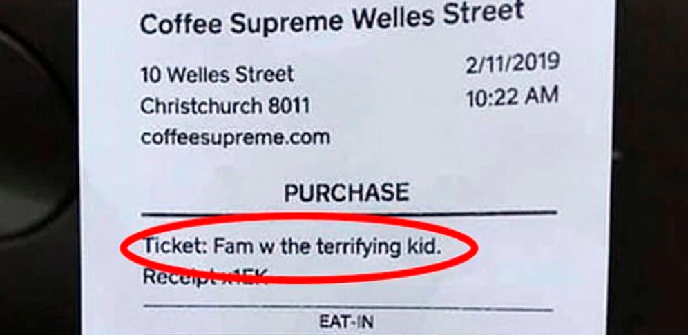 "Familie mit schrecklichem Kind": Diese fiese Notiz auf der Rechnung sorgte für einen Eklat.