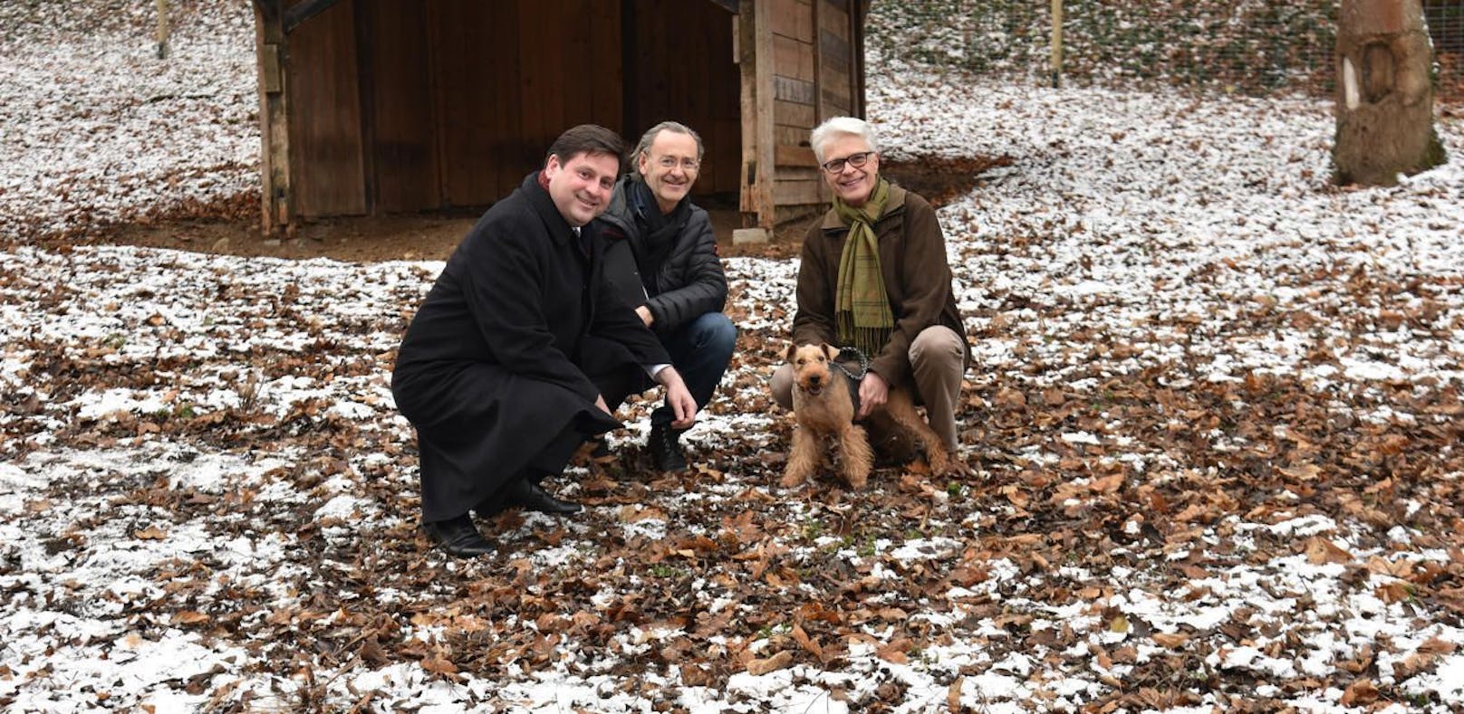 Bürgermeister Stefan Szirucsek, Gemeinderat Ernst Schebesta mit Hund Bailey sowie Stadtgartendirektor-Stellvertreter Andreas Kastinger statten dem nun fertiggestellten Hundewald im Badener Kurpark einen ersten Besuch ab.