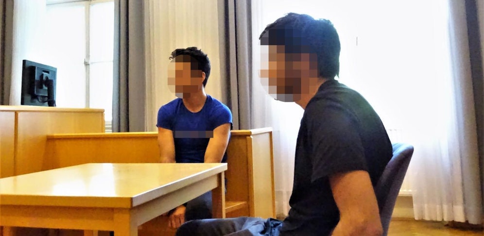 Die beiden vor Gericht.