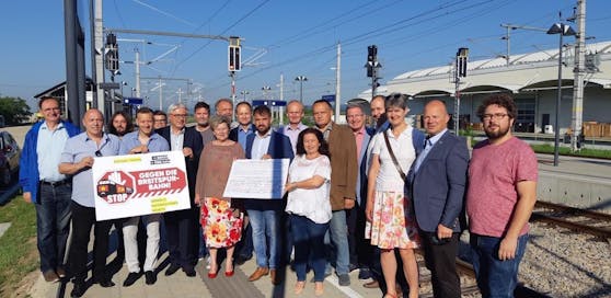 Protestaktion gegen die geplante Breitspurbahn in Neusiedl am See.
