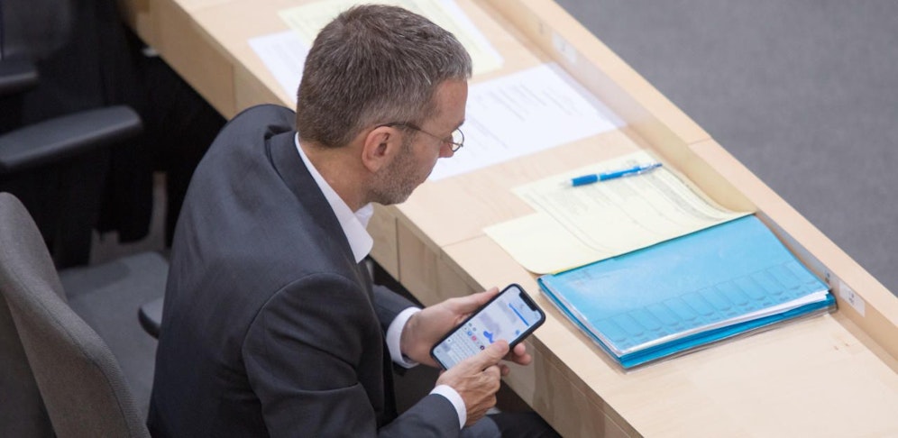FPÖ-Klubobmann Herbert Kickl schaut auf sein Smartphone während einer Nationalratssitzung. In FPÖ-Kreisen geht derzeit eine Identitären-Warnung um.