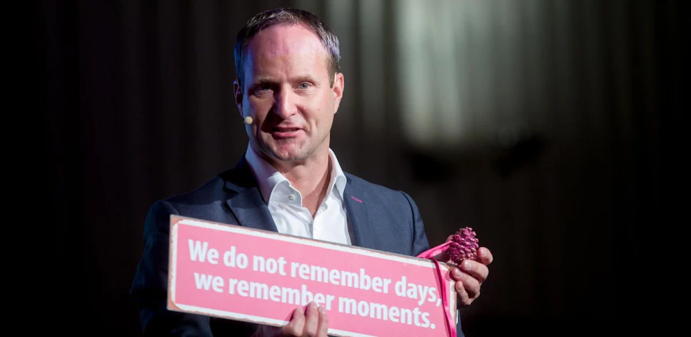 Der scheidende Neos-Chef Strolz "droht" mit einer Nacktwanderung auf den Ötscher.