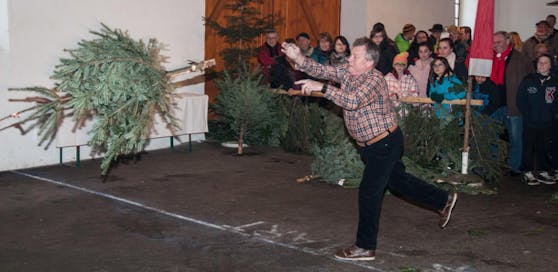 In Leiben (Melk) fliegen die Christbäume.
