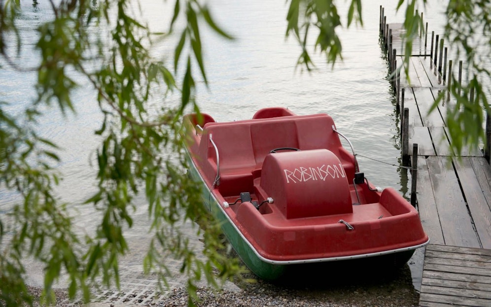 Ein Tretboot an seiner Anlegestelle am Ammersee in Bayern. Symbolfoto
