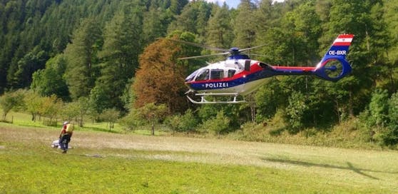 Helfer und ein Hubschrauber suchten zwei Stunden nach dem Mann.