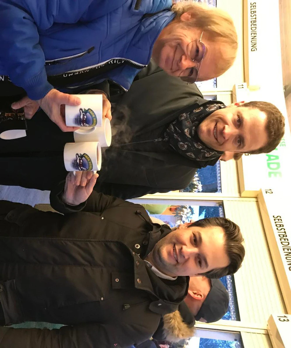 Polit-Umtrunk im Böhmischen Prater: Park-Betreiber Ernst Hrabalek, Johann Gudenus und Dominik Nepp (v.l.)