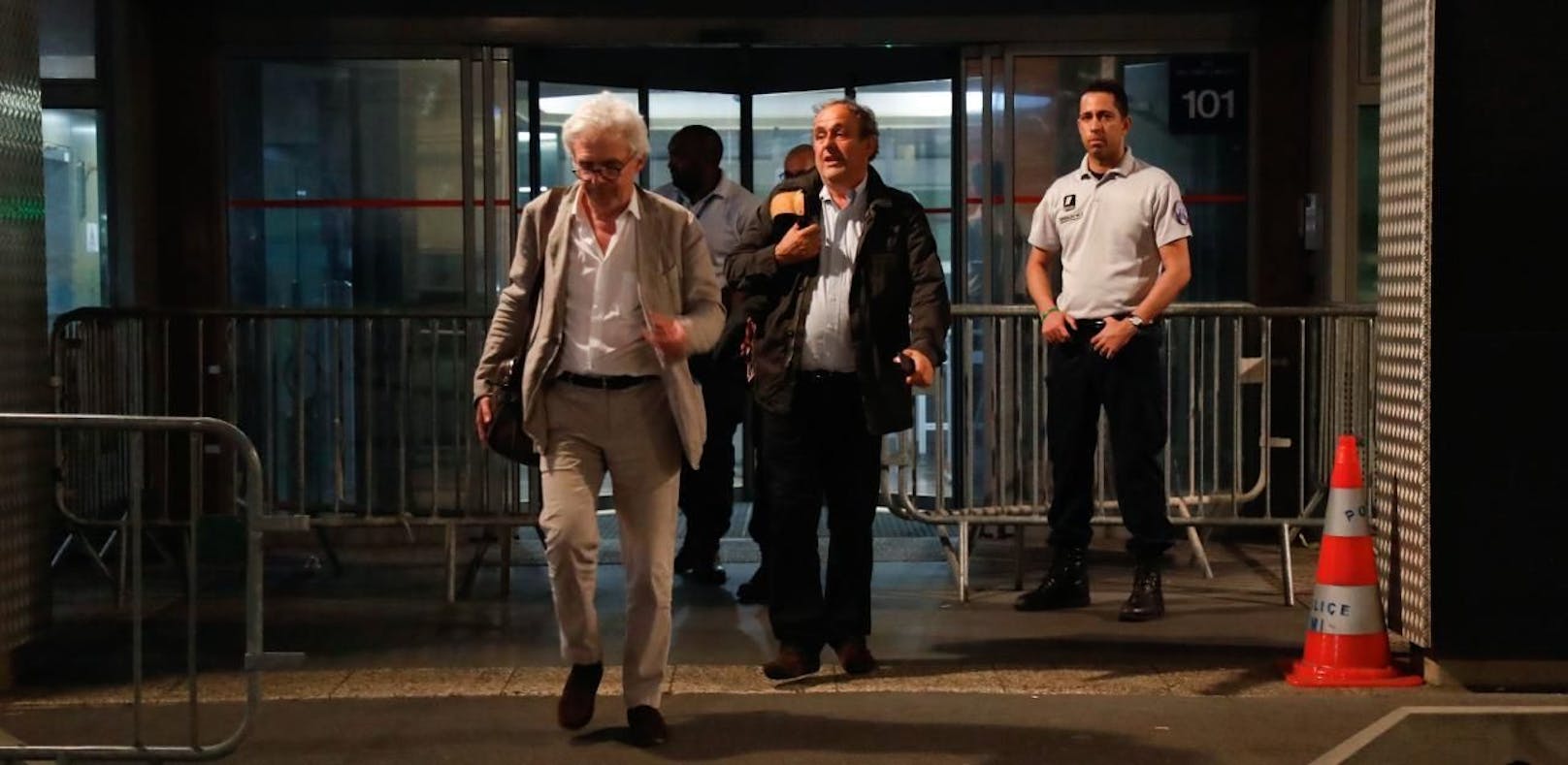 Ex-UEFA-Chef Michel Platini und sein Anwalt William Bourdon verlassen die Zentrale nach stundenlanger Vernehmung.