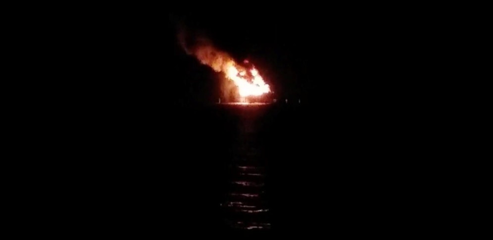 Die flammende Bohrplattform war in der Nacht deutlich sichtbar.
