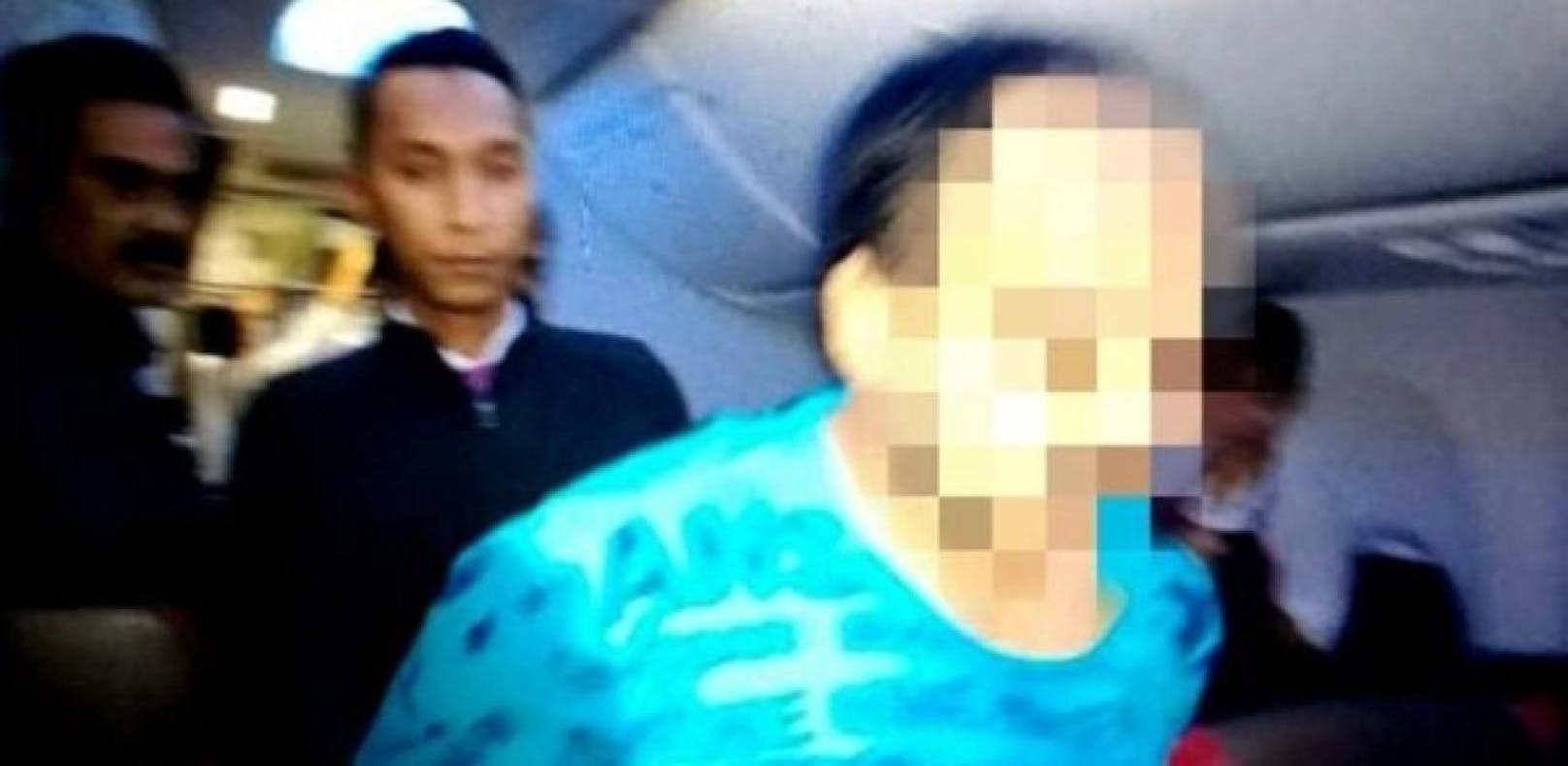 Student strippte im Flugzeug – festgenommen