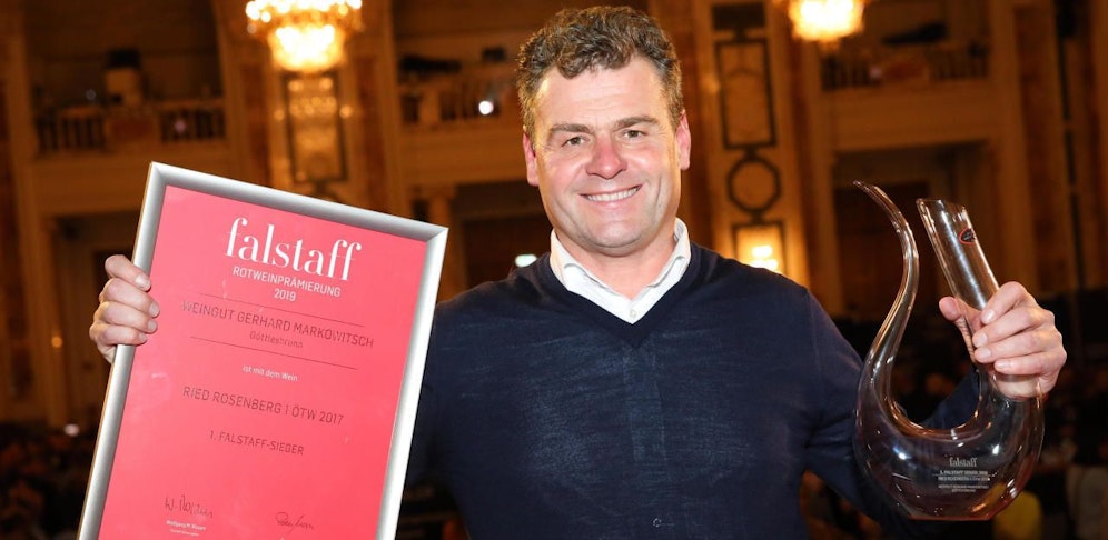 Markowitsch mit seiner Urkunde