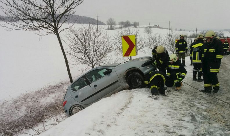 Auto Crash in den Schnee. Auto Dreher von der Straße im Schnee im