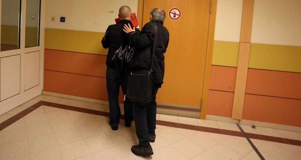 Geständnis: der Angeklagte mit Anwalt. 