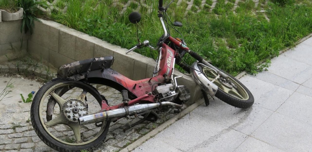 Ein abgestelltes Mofa wurde beim Brand zerstört. 					