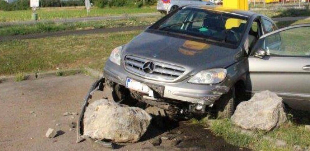 Unfall bei Tankstelle: 84-Jähriger musste mit der Rettung ins Spital.