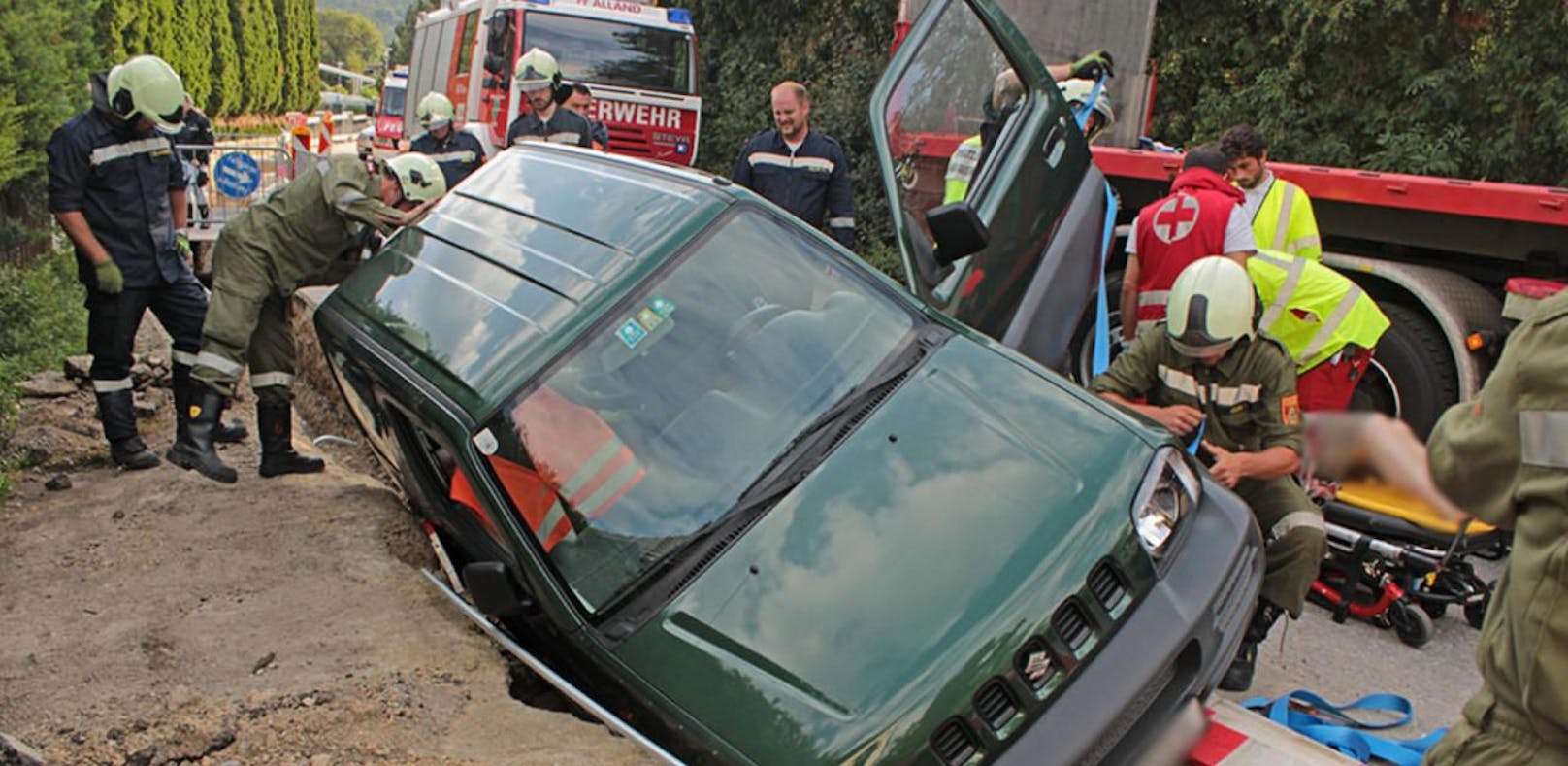 Pkw-Lenkerin stürzt mit Auto in Baugrube