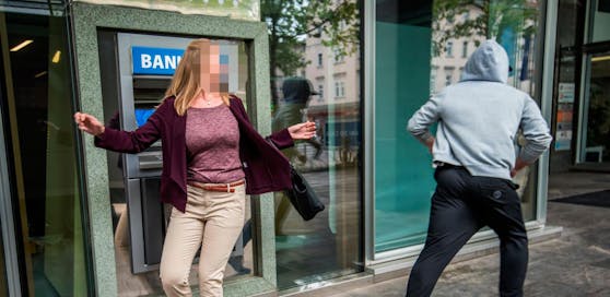 SYMBOLFOTO: Einer der Burschen entriss der Frau die Tasche, sie stürzte dabei.