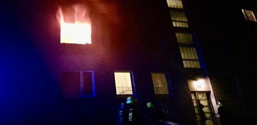 Brand in Amstetten: Mann sprang aus Fenster.
