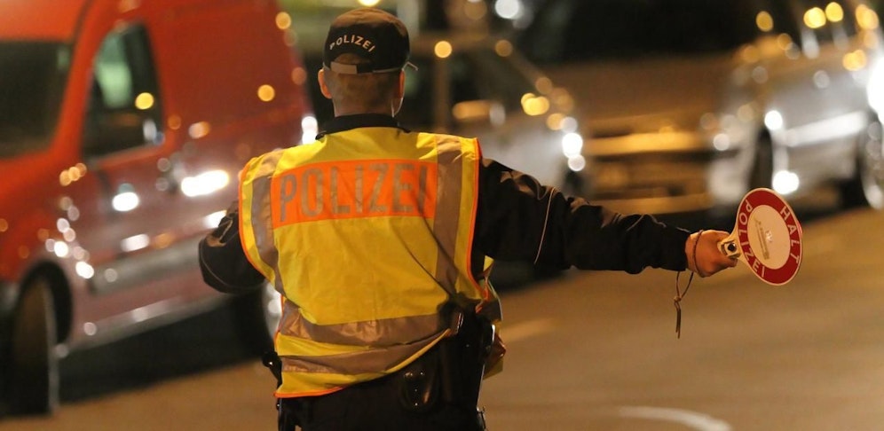 Die Polizei stoppte den Lkw-Fahrer (Symbolbild)