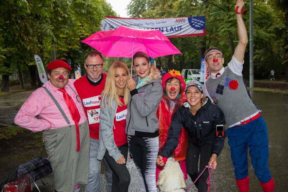 Die Rote Nasen-Clowndoctors mit DJ Alex List, Yvonne Rueff, Ex-Miss-Austria Carmen Knor und Sabine Petzl