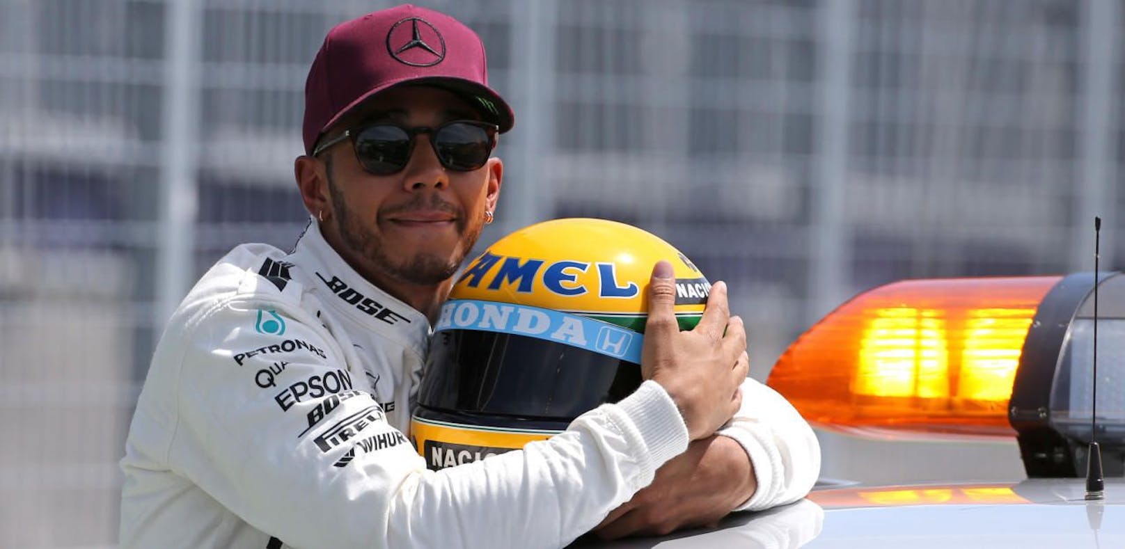 Cooles Geschenk: Senna-Helm für Lewis Hamilton