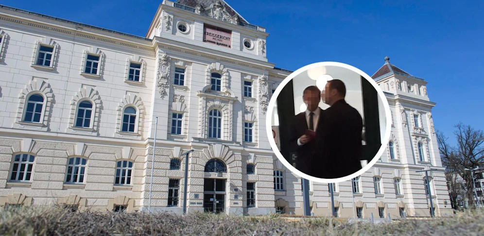 Der Angeklagte (re.) mit seinem Anwalt. 