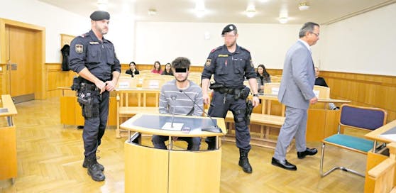 Der Täter auf der Anklagebank (mitte) und sein Verteidiger Andreas Reichenbach (rechts)