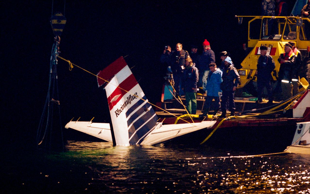 Bergungsarbeiten der über dem Bodensee bei Rorschach abgestürzten Commander AC-90 der Fluggesellschaft Rheintalflug, aufgenommen am 2. März 1989.