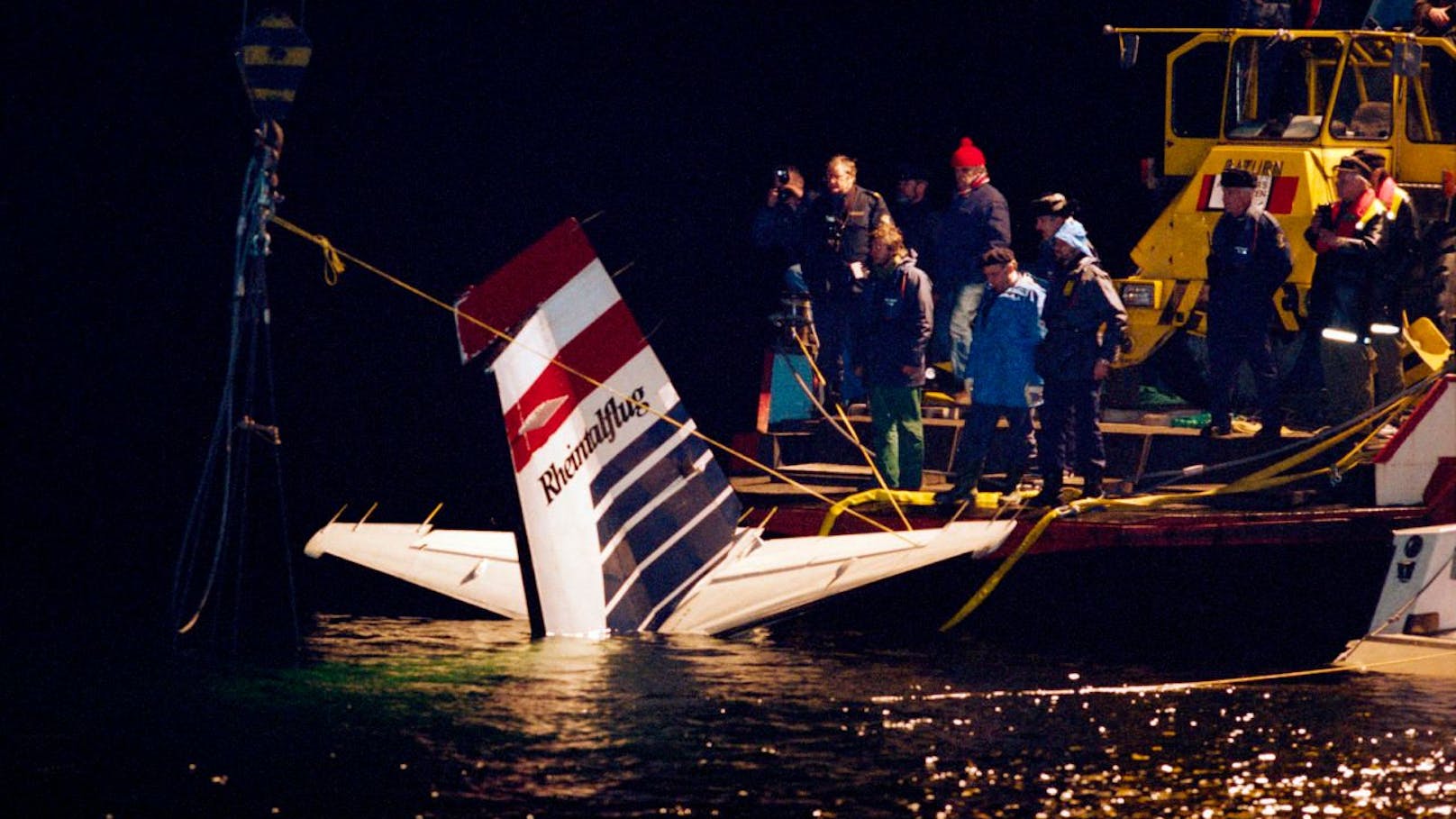 Bergungsarbeiten der über dem Bodensee bei Rorschach abgestürzten Commander AC-90 der Fluggesellschaft Rheintalflug, aufgenommen am 2. März 1989.