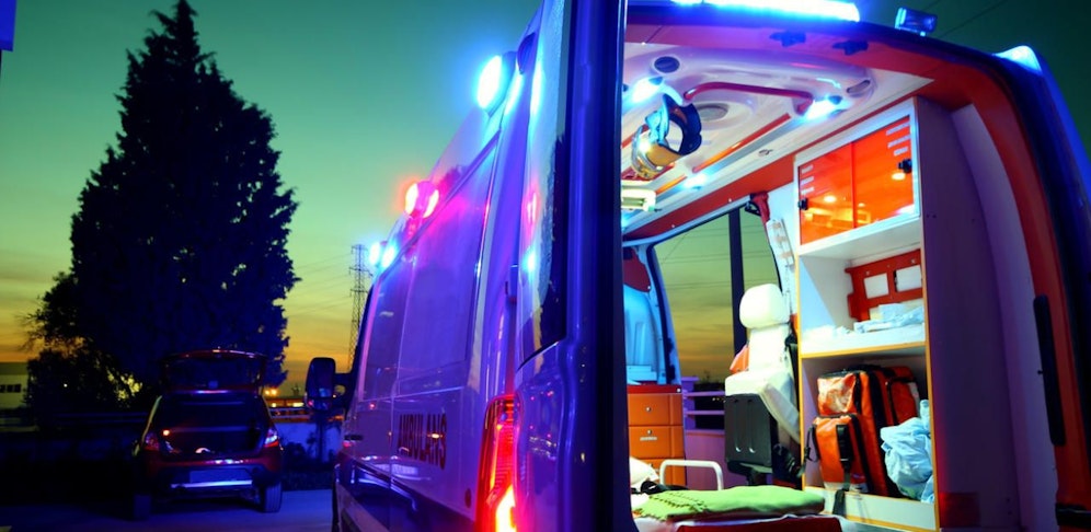 Der Fahrer eines Rettungsauto übersah die Frau und überrollte sie