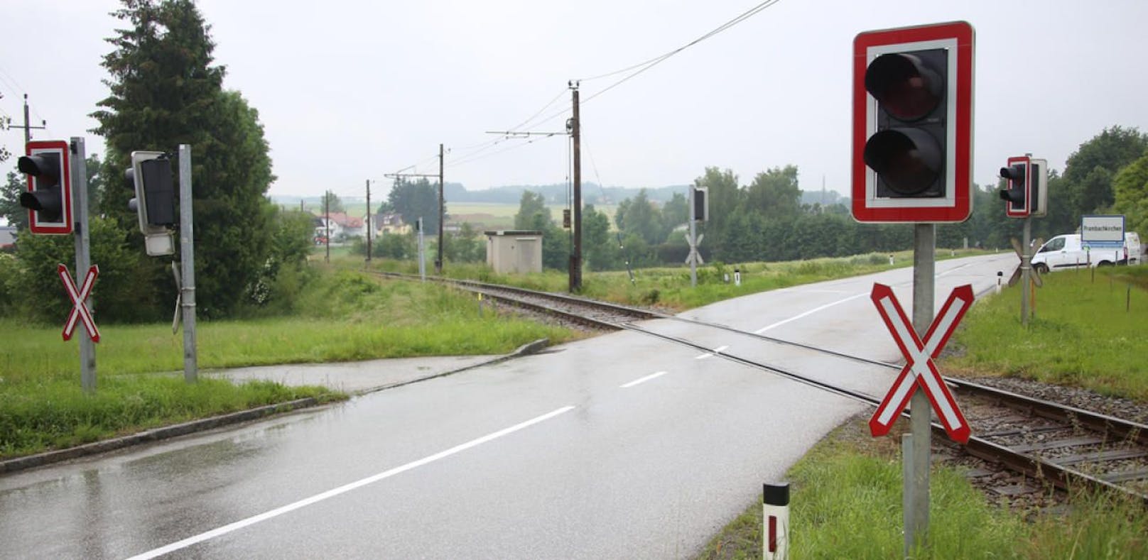 An einem schrankenlosen Bahnübergang in Kärnten kam es zu einem tödlichen Unfall. 