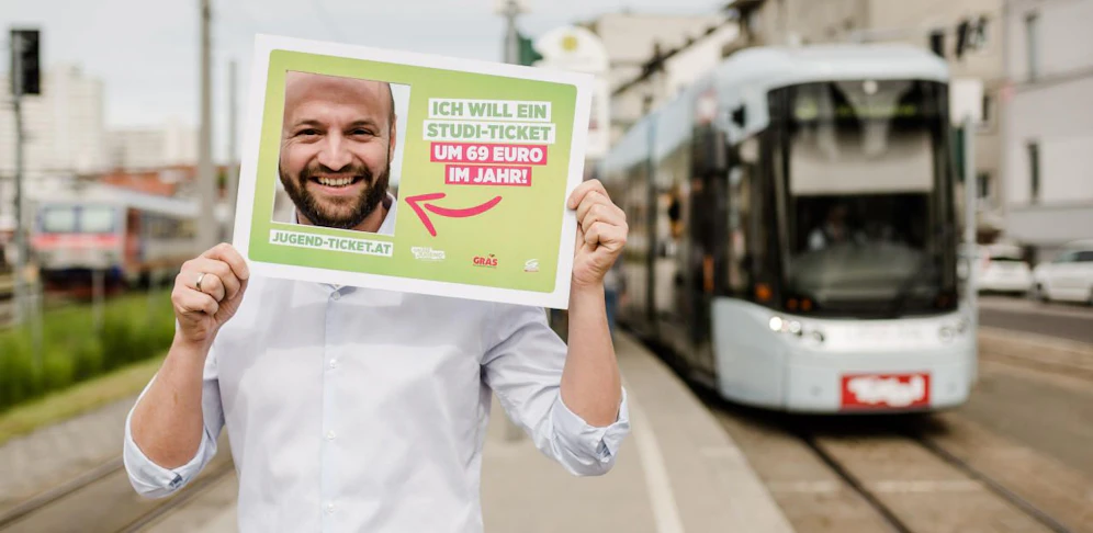 Severin Mayr hat eine Petition gestartet. Er will das Studenten auch ein Jugendticket bekommen.