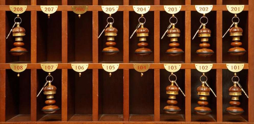 Zimmerschlüssel an der Rezeption: Ein Hotelgast verlor seinen Schlüssel, jetzt soll er über 10.000 Euro zahlen