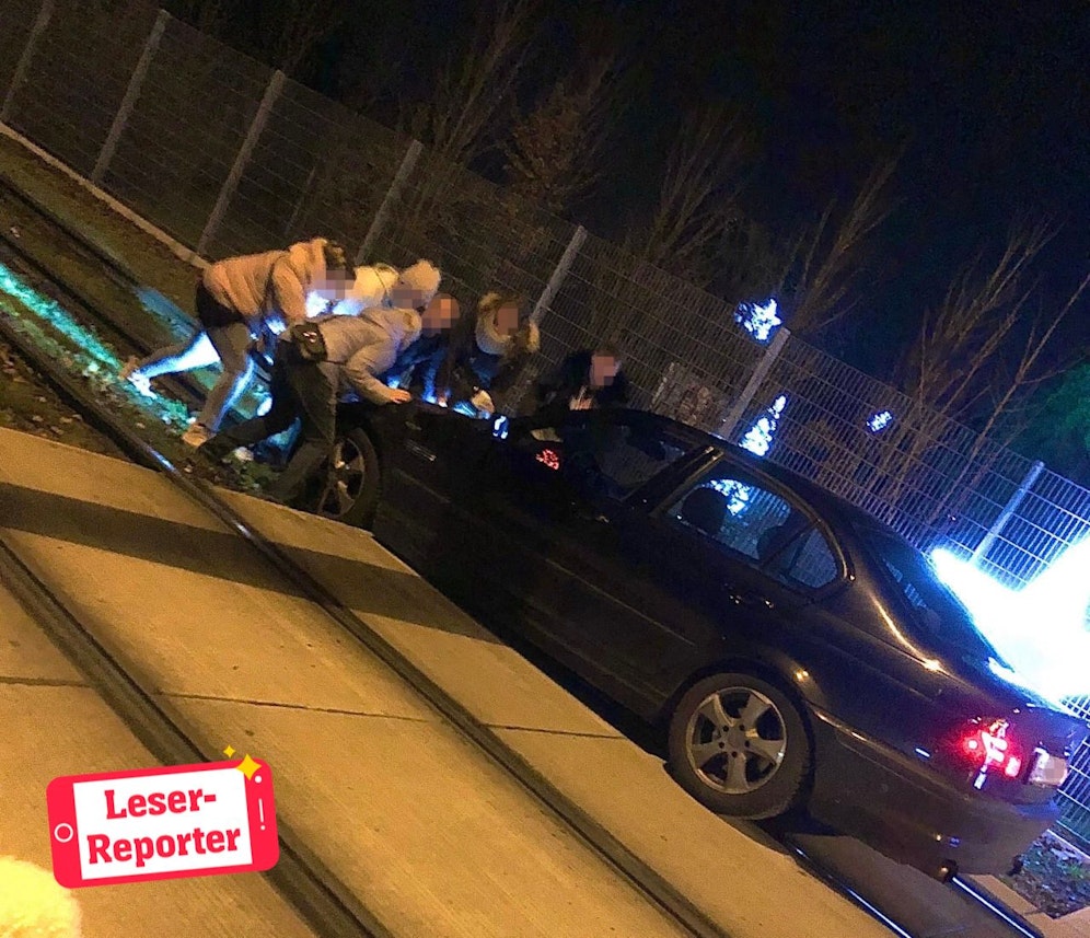 Mit vereinten Kräften konnten sie den BMW befreien.