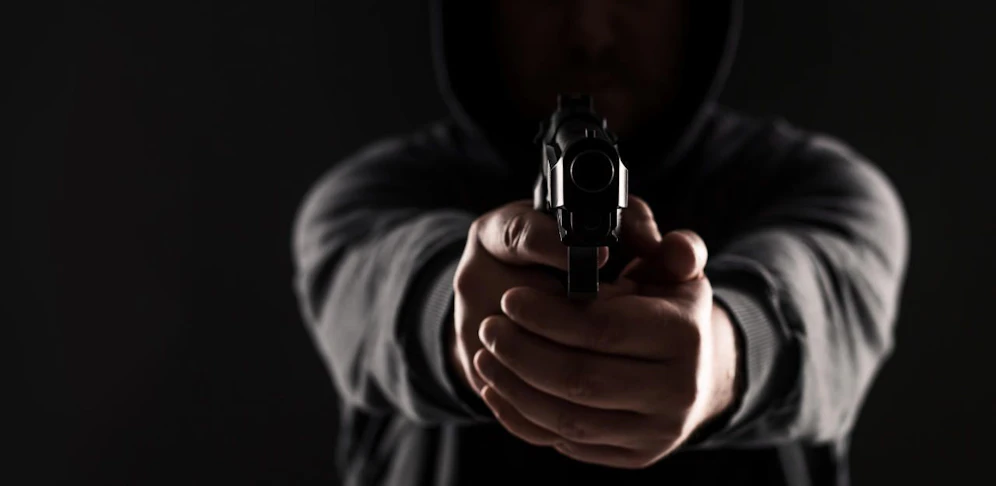 Mit einer Pistole bedrohte der Räuber den 16-Jährigen, schoss bei der Flucht in die Luft.