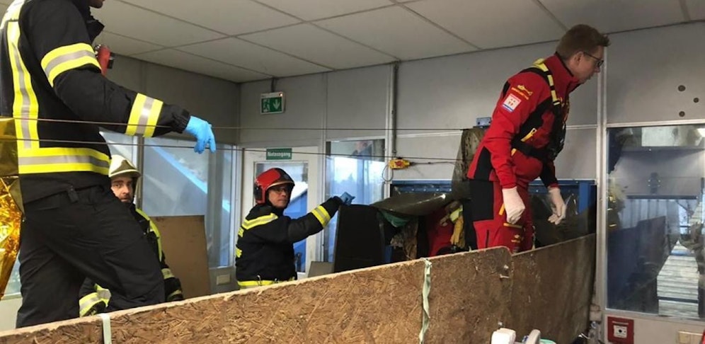 Feuerwehr und Rettung befreiten die Frau.