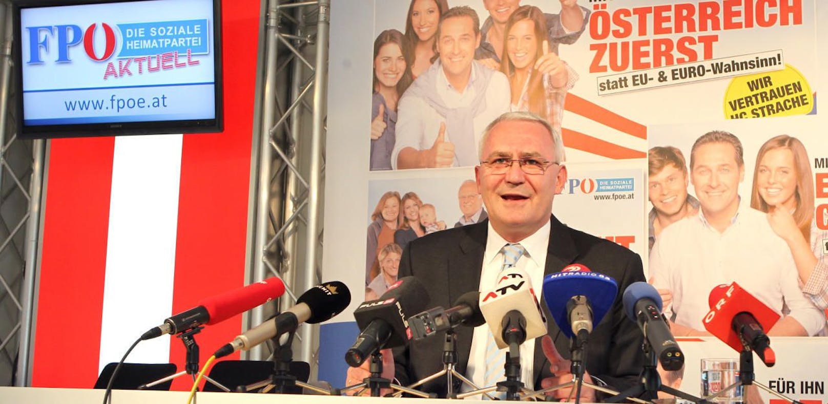 Martin Graf 2013 bei der Pressekonferenz, bei der er seinen Rücktritt erklärt hatte.
