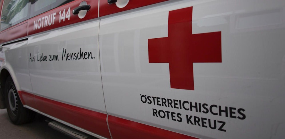 Die Rettung brachte den 84-Jährigen ins Krankenhaus Schwarzach, wo er seinen schweren Verletzungen erlag. 