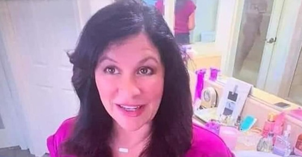 Die erfahrene US-Reporterin Melinda Menza berichtet live aus ihrem Badezimmer und übersieht dabei im Hintergrund ein "kleines" Detail.