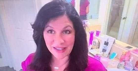 Die erfahrene US-Reporterin Melinda Menza berichtet live aus ihrem Badezimmer und übersieht dabei im Hintergrund ein "kleines" Detail.