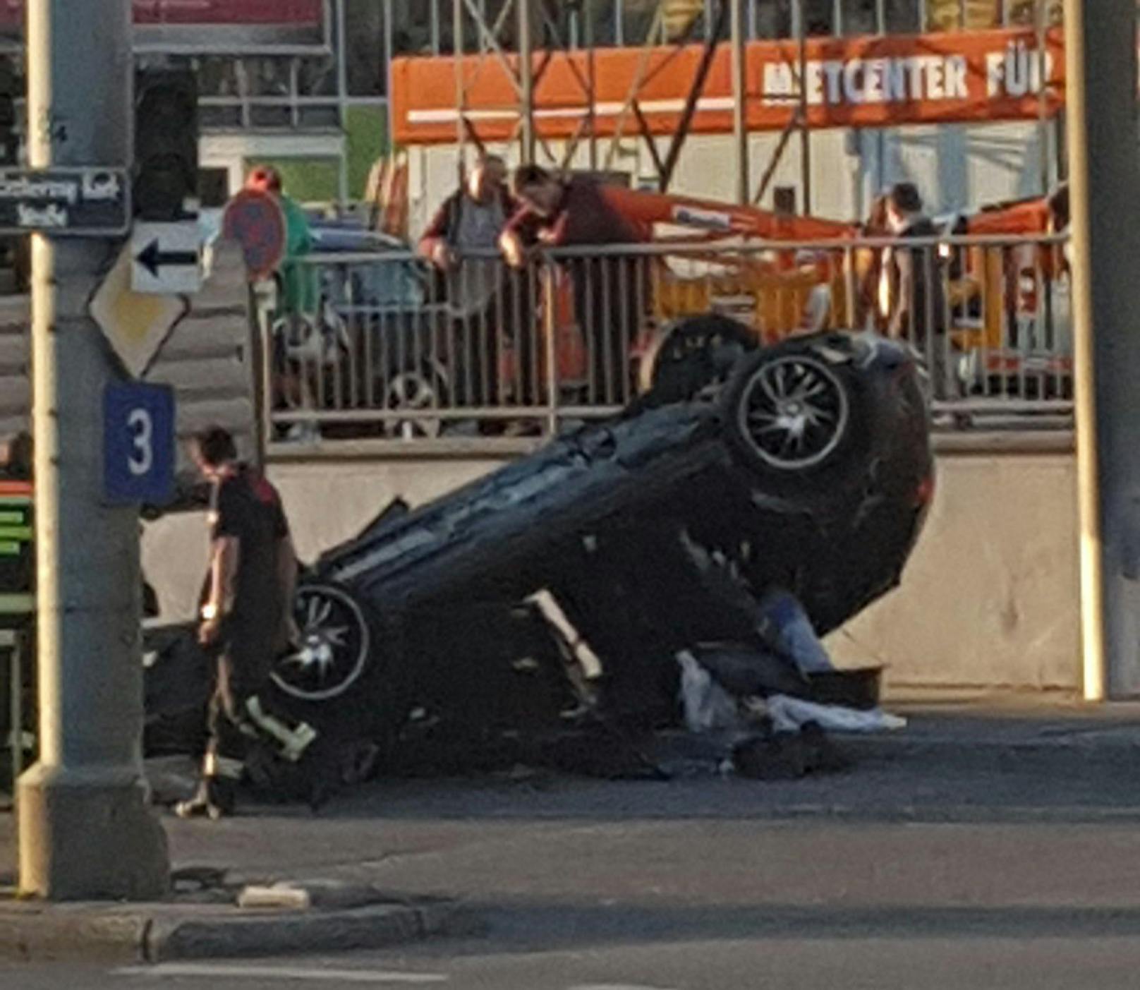 Spektakulärer Unfall in Wien-Donaustadt