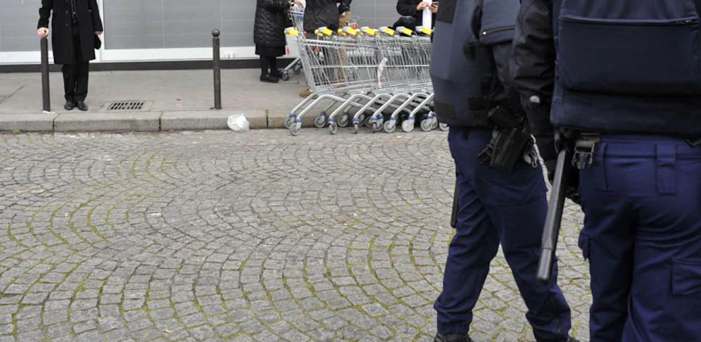 Der Sicherheitsbeamte wurde mit einem Messer verletzt.
